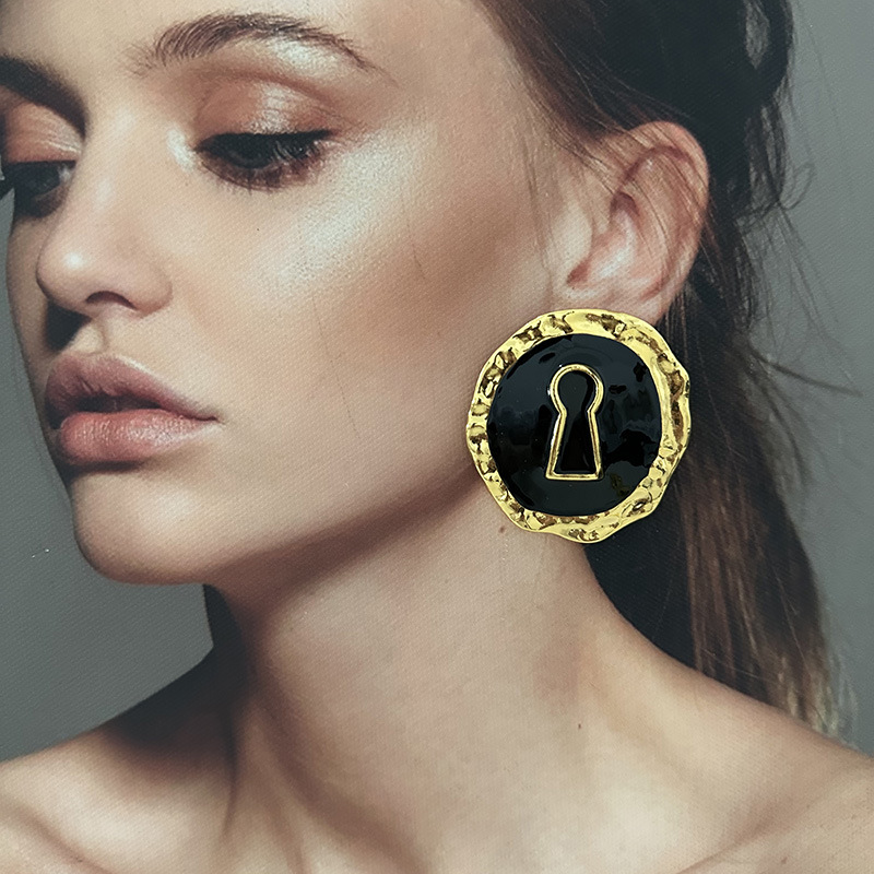 Exaggerated Black Enameled All - Vintage Collectible Accessories recension och pris