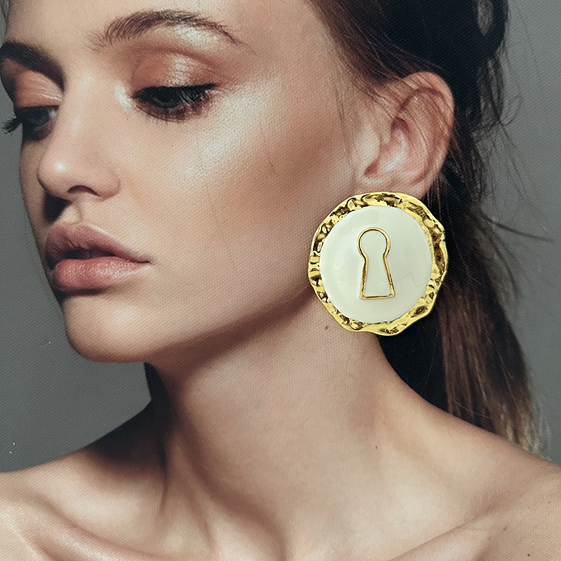 Exaggerated Black Enameled All - Vintage Collectible Accessories recension och pris