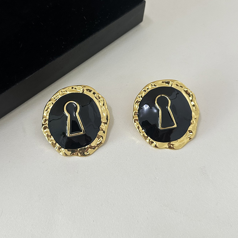 Exaggerated Black Enameled All - Vintage Collectible Accessories recension och pris